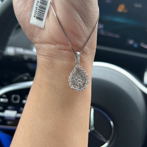 Elegant 14kt white solid gold natural diamond pendant necklace. - Picture 4 of 8